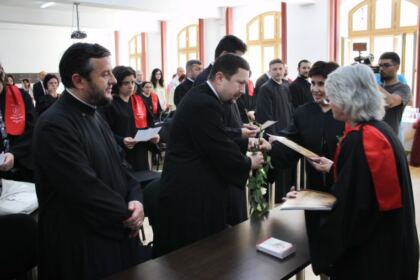 Cursul festiv al studenţilor şi masteranzilor teologi de la Departamentul Teologic al Facultăţii de Istorie, Filozofie şi Teologie din Galaţi – fotografia 15