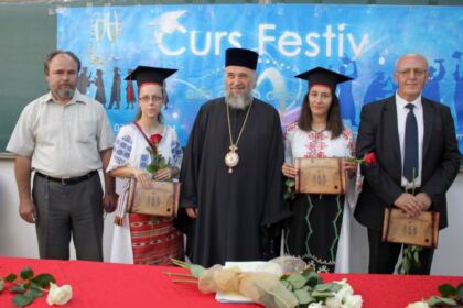 Cursul festiv al studenţilor şi masteranzilor teologi de la Departamentul Teologic al Facultăţii de Istorie, Filozofie şi Teologie din Galaţi – fotografia 16