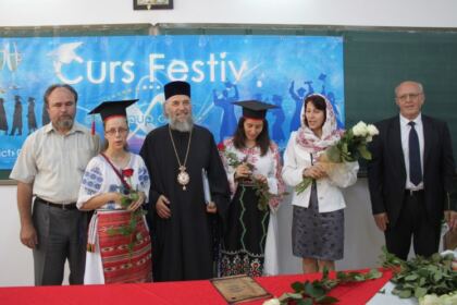 Cursul festiv al studenţilor şi masteranzilor teologi de la Departamentul Teologic al Facultăţii de Istorie, Filozofie şi Teologie din Galaţi – fotografia 17