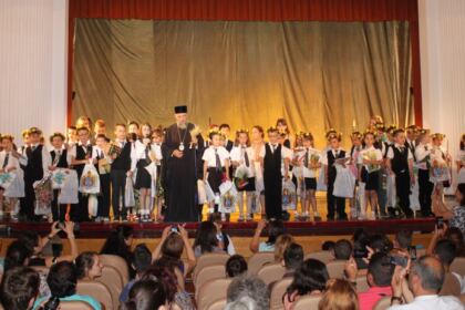 Premierea olimpicilor gălăţeni şi serbarea-spectacol „Sărbătorim performanţa“ în Arhiepiscopia Dunării de Jos – fotografia 12