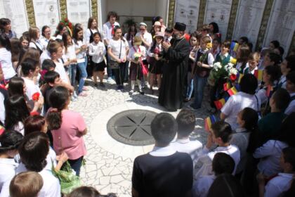 Praznicul Înălţării Domnului şi Ziua Eroilor în Arhiepiscopia Dunării de Jos – fotografia 77