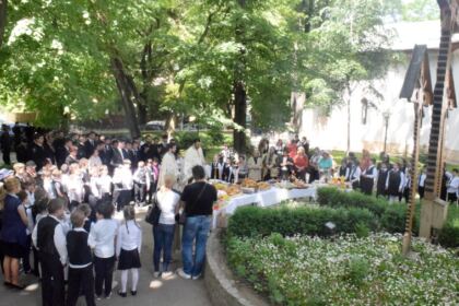 Cinstirea Eroilor Neamului de către „micii apostoli“ ai Seminarului Teologic „Sfântul Apostol Andrei“ din Galaţi – fotografia 1