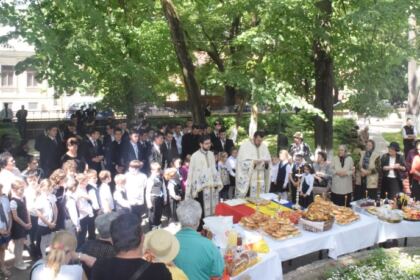 Cinstirea Eroilor Neamului de către „micii apostoli“ ai Seminarului Teologic „Sfântul Apostol Andrei“ din Galaţi – fotografia 2