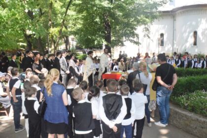 Cinstirea Eroilor Neamului de către „micii apostoli“ ai Seminarului Teologic „Sfântul Apostol Andrei“ din Galaţi – fotografia 3