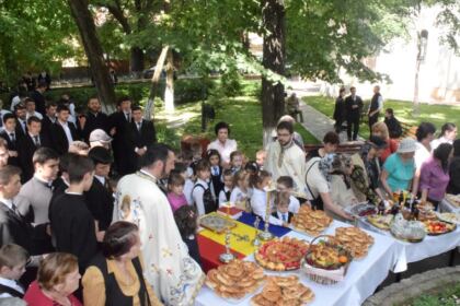 Cinstirea Eroilor Neamului de către „micii apostoli“ ai Seminarului Teologic „Sfântul Apostol Andrei“ din Galaţi – fotografia 4