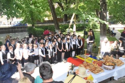 Cinstirea Eroilor Neamului de către „micii apostoli“ ai Seminarului Teologic „Sfântul Apostol Andrei“ din Galaţi – fotografia 5