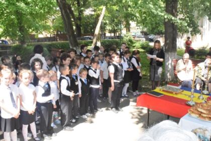 Cinstirea Eroilor Neamului de către „micii apostoli“ ai Seminarului Teologic „Sfântul Apostol Andrei“ din Galaţi – fotografia 6