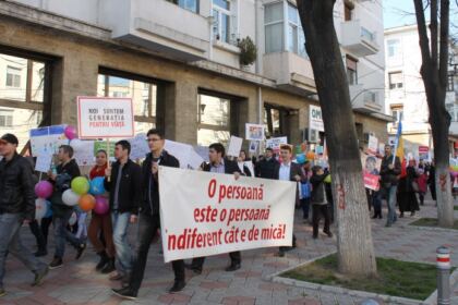 „Fiecare viaţă este un dar“ – Marşul pentru Viaţă în Arhiepiscopia Dunării de Jos – fotografia 3