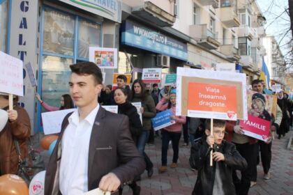 „Fiecare viaţă este un dar“ – Marşul pentru Viaţă în Arhiepiscopia Dunării de Jos – fotografia 4