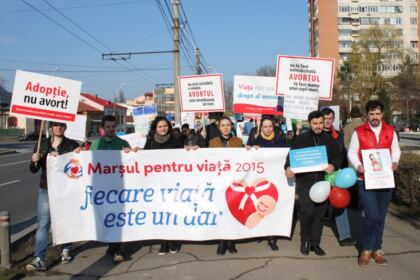 „Fiecare viaţă este un dar“ – Marşul pentru Viaţă în Arhiepiscopia Dunării de Jos – fotografia 11