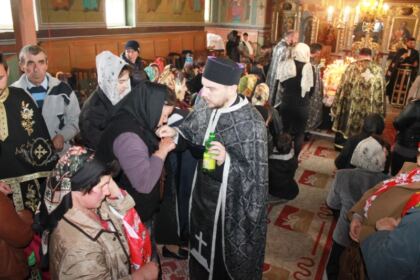 Slujbe pentru sănătate, investigaţii medicale şi daruri pentru copii şi vârstnici – fotografia 6