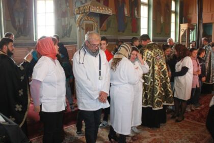 Slujbe pentru sănătate, investigaţii medicale şi daruri pentru copii şi vârstnici – fotografia 10