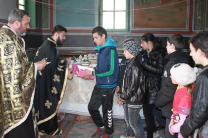 Slujbe pentru sănătate, investigaţii medicale şi daruri pentru copii şi vârstnici – fotografia 15