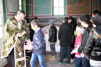 Slujbe pentru sănătate, investigaţii medicale şi daruri pentru copii şi vârstnici – fotografia 16