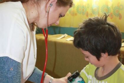 Slujbe pentru sănătate, investigaţii medicale şi daruri pentru copii şi vârstnici – fotografia 26