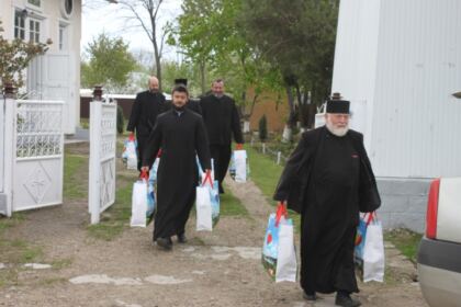 Slujbe pentru sănătate, investigaţii medicale şi daruri pentru copii şi vârstnici – fotografia 38