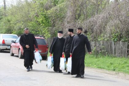 Slujbe pentru sănătate, investigaţii medicale şi daruri pentru copii şi vârstnici – fotografia 50