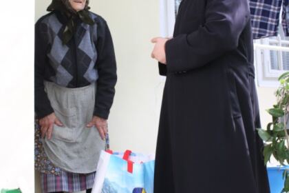 Slujbe pentru sănătate, investigaţii medicale şi daruri pentru copii şi vârstnici – fotografia 51