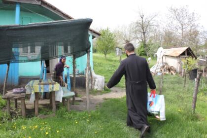 Slujbe pentru sănătate, investigaţii medicale şi daruri pentru copii şi vârstnici – fotografia 54