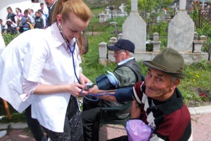Slujiri misionare şi caravane medicale în Arhiepiscopia Dunării de Jos – fotografia 13