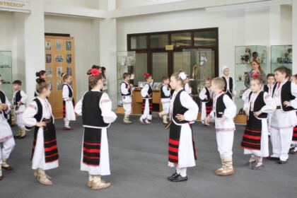 Programe culturale în cadrul săptămânii „Şcoala Altfel“ în cadrul Muzeului Istoriei, Culturii şi Spiritualităţii Creştine de la Dunărea de Jos – fotografia 11