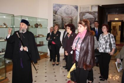Elevii olimpici la istorie şi profesorii lor au vizitat Muzeul Istoriei, Culturii şi Spiritualităţii Creştine de la Dunărea de Jos – fotografia 3