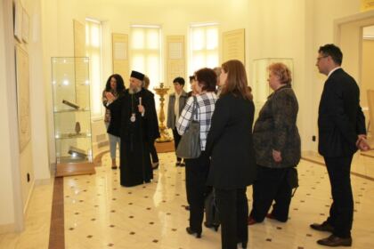 Elevii olimpici la istorie şi profesorii lor au vizitat Muzeul Istoriei, Culturii şi Spiritualităţii Creştine de la Dunărea de Jos – fotografia 6