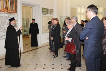 Elevii olimpici la istorie şi profesorii lor au vizitat Muzeul Istoriei, Culturii şi Spiritualităţii Creştine de la Dunărea de Jos – fotografia 7