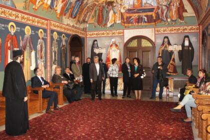 Elevii olimpici la istorie şi profesorii lor au vizitat Muzeul Istoriei, Culturii şi Spiritualităţii Creştine de la Dunărea de Jos – fotografia 11