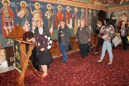 Elevii olimpici la istorie şi profesorii lor au vizitat Muzeul Istoriei, Culturii şi Spiritualităţii Creştine de la Dunărea de Jos – fotografia 12