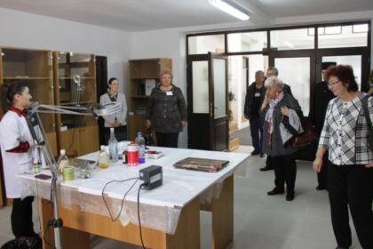 Elevii olimpici la istorie şi profesorii lor au vizitat Muzeul Istoriei, Culturii şi Spiritualităţii Creştine de la Dunărea de Jos – fotografia 13