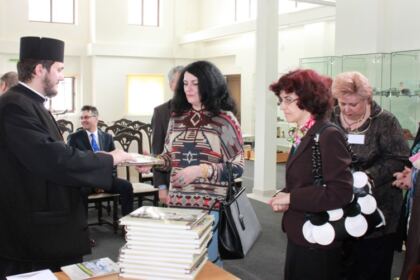Elevii olimpici la istorie şi profesorii lor au vizitat Muzeul Istoriei, Culturii şi Spiritualităţii Creştine de la Dunărea de Jos – fotografia 15