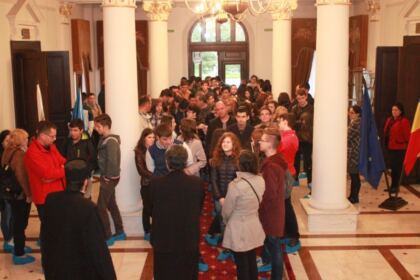 Elevii olimpici la istorie şi profesorii lor au vizitat Muzeul Istoriei, Culturii şi Spiritualităţii Creştine de la Dunărea de Jos – fotografia 18