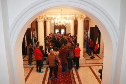 Elevii olimpici la istorie şi profesorii lor au vizitat Muzeul Istoriei, Culturii şi Spiritualităţii Creştine de la Dunărea de Jos – fotografia 20