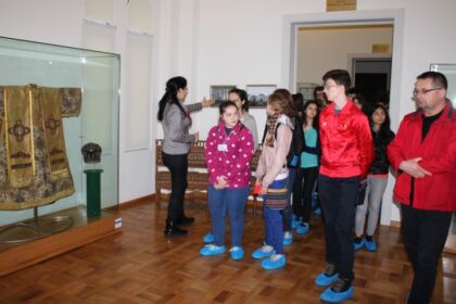 Elevii olimpici la istorie şi profesorii lor au vizitat Muzeul Istoriei, Culturii şi Spiritualităţii Creştine de la Dunărea de Jos – fotografia 23