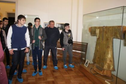 Elevii olimpici la istorie şi profesorii lor au vizitat Muzeul Istoriei, Culturii şi Spiritualităţii Creştine de la Dunărea de Jos – fotografia 24