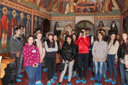 Elevii olimpici la istorie şi profesorii lor au vizitat Muzeul Istoriei, Culturii şi Spiritualităţii Creştine de la Dunărea de Jos – fotografia 27