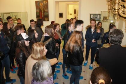 Elevii olimpici la istorie şi profesorii lor au vizitat Muzeul Istoriei, Culturii şi Spiritualităţii Creştine de la Dunărea de Jos – fotografia 30