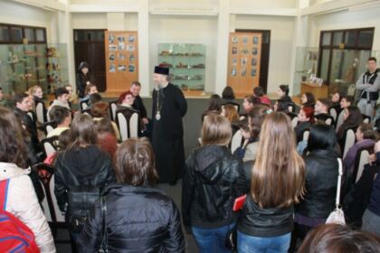 Elevii olimpici la istorie şi profesorii lor au vizitat Muzeul Istoriei, Culturii şi Spiritualităţii Creştine de la Dunărea de Jos – fotografia 32
