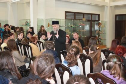 Elevii olimpici la istorie şi profesorii lor au vizitat Muzeul Istoriei, Culturii şi Spiritualităţii Creştine de la Dunărea de Jos – fotografia 33
