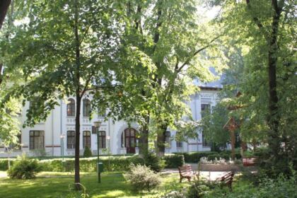 Înaltpreasfinţitul Părinte Arhiepiscop Casian a oferit daruri copiilor şi tinerilor de la Seminarul Teologic „Sfântul Apostol Andrei” din Galaţi – fotografia 1