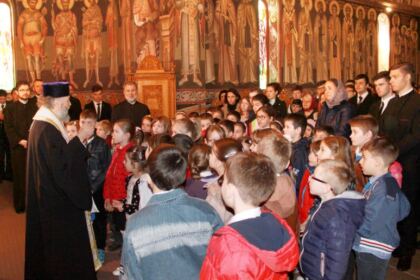 Înaltpreasfinţitul Părinte Arhiepiscop Casian a oferit daruri copiilor şi tinerilor de la Seminarul Teologic „Sfântul Apostol Andrei” din Galaţi – fotografia 3