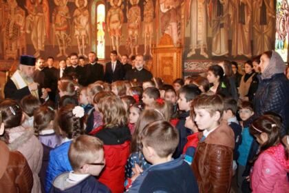 Înaltpreasfinţitul Părinte Arhiepiscop Casian a oferit daruri copiilor şi tinerilor de la Seminarul Teologic „Sfântul Apostol Andrei” din Galaţi – fotografia 4