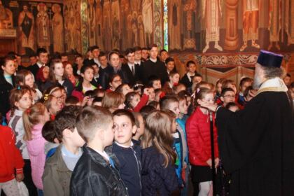 Înaltpreasfinţitul Părinte Arhiepiscop Casian a oferit daruri copiilor şi tinerilor de la Seminarul Teologic „Sfântul Apostol Andrei” din Galaţi – fotografia 5