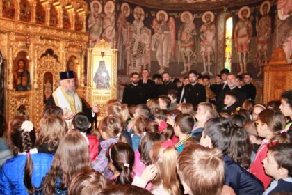 Înaltpreasfinţitul Părinte Arhiepiscop Casian a oferit daruri copiilor şi tinerilor de la Seminarul Teologic „Sfântul Apostol Andrei” din Galaţi – fotografia 6