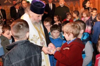 Înaltpreasfinţitul Părinte Arhiepiscop Casian a oferit daruri copiilor şi tinerilor de la Seminarul Teologic „Sfântul Apostol Andrei” din Galaţi – fotografia 9
