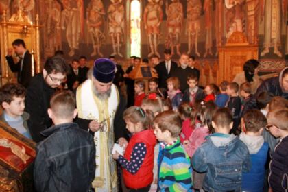 Înaltpreasfinţitul Părinte Arhiepiscop Casian a oferit daruri copiilor şi tinerilor de la Seminarul Teologic „Sfântul Apostol Andrei” din Galaţi – fotografia 10