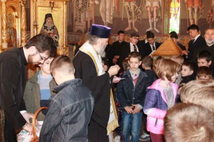 Înaltpreasfinţitul Părinte Arhiepiscop Casian a oferit daruri copiilor şi tinerilor de la Seminarul Teologic „Sfântul Apostol Andrei” din Galaţi – fotografia 11