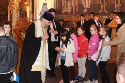 Înaltpreasfinţitul Părinte Arhiepiscop Casian a oferit daruri copiilor şi tinerilor de la Seminarul Teologic „Sfântul Apostol Andrei” din Galaţi – fotografia 12