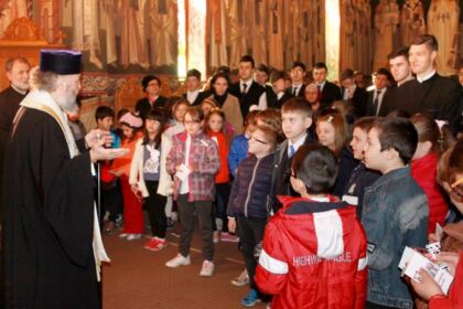 Înaltpreasfinţitul Părinte Arhiepiscop Casian a oferit daruri copiilor şi tinerilor de la Seminarul Teologic „Sfântul Apostol Andrei” din Galaţi – fotografia 13